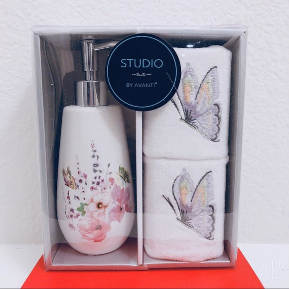 Avanti Other - 3 PIECE GIFT SET LOTION PUMP & FINGER TIP TOWELS